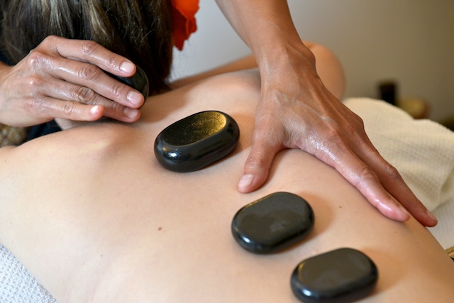 Lire la suite à propos de l’article Massage Thaïlandais aux pierres chaudes