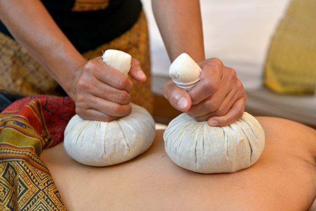 Massage Thaï aux plantes et herbes aromatiques