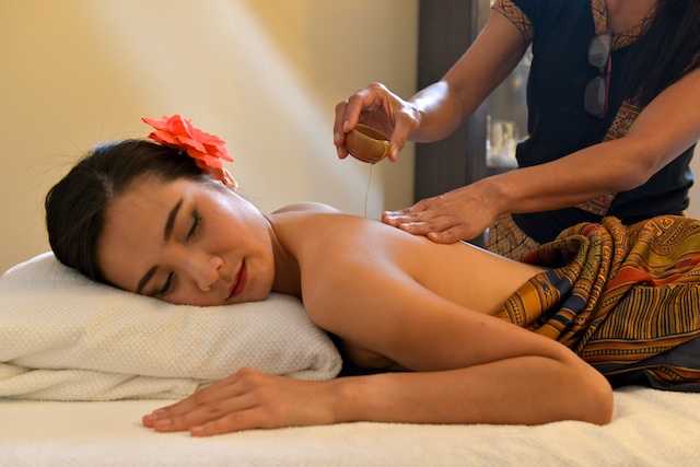 Lire la suite à propos de l’article Massage thaïlandais aux huiles aromatiques chaudes